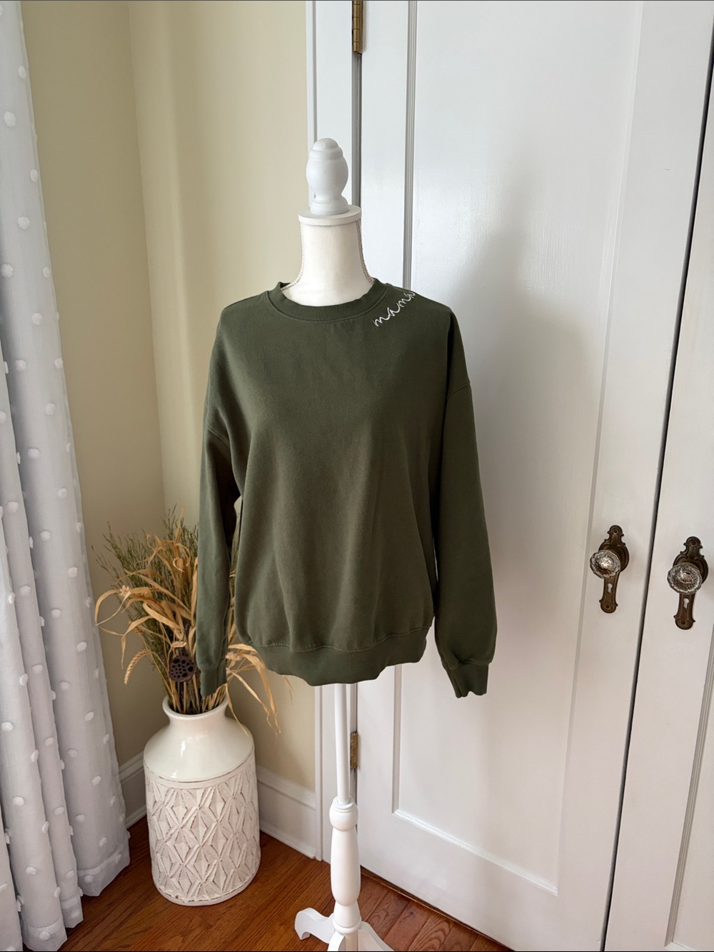 “Mama” Embroidery Crewneck Sweatshirt